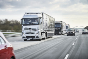 Three Mercedes-Benz Actros trucks have set off on the platooning challenge. 