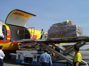 Loading of relief supplies onto a DHL plane in aid of Tsunami victims in 2004 ## Verladung von Hilfsguetern in ein DHL-Flugzeug waehrend der Tsunami-Katastrophe 2004