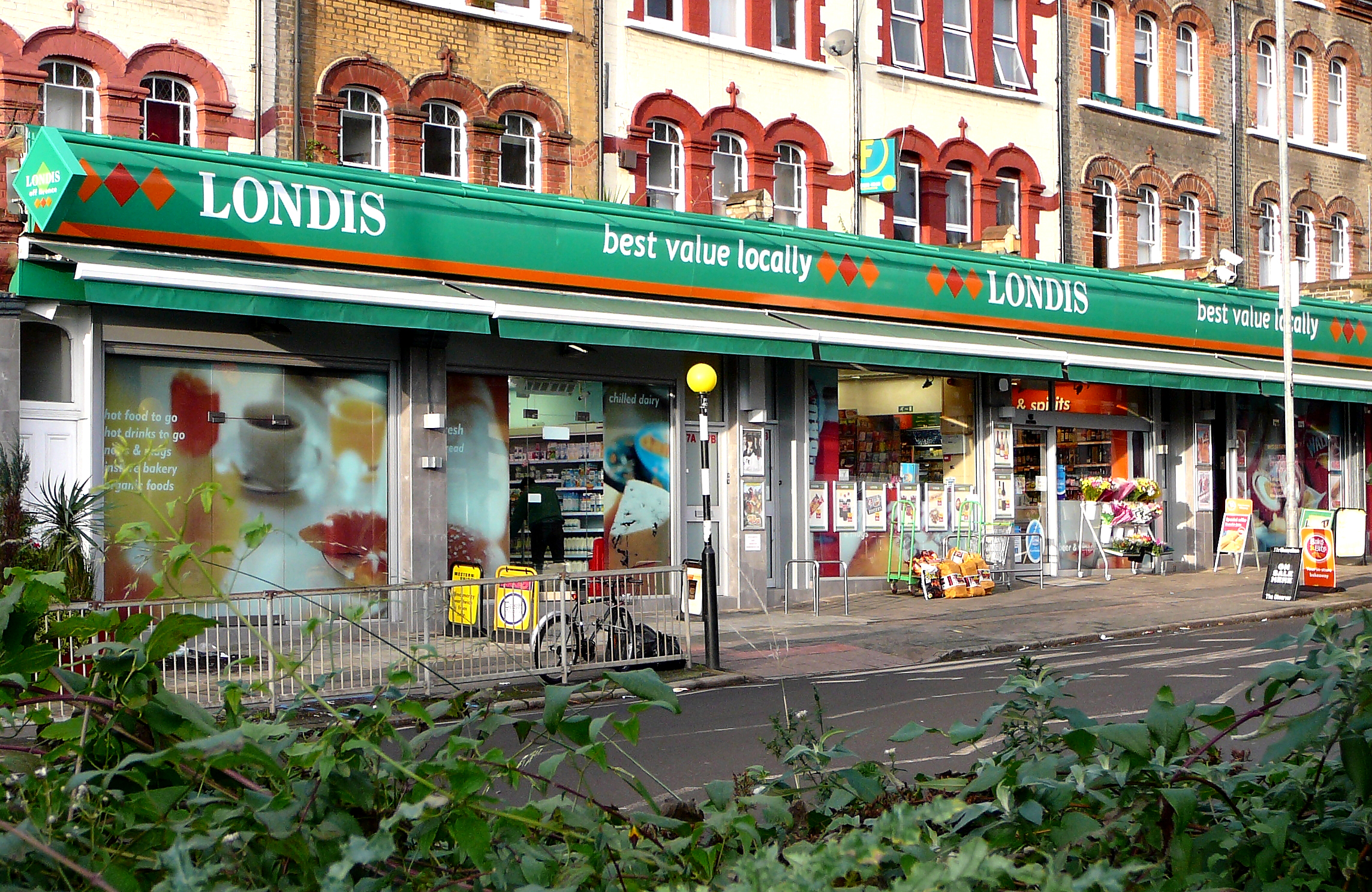 Магазины Londis. Londis (United Kingdom). Лондон 2007 год. Лопстри в Лондине. Uk 0