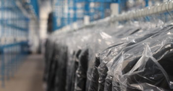 Speedy Freight and Xpediator sign partnership deal for hanging garment deliveries
